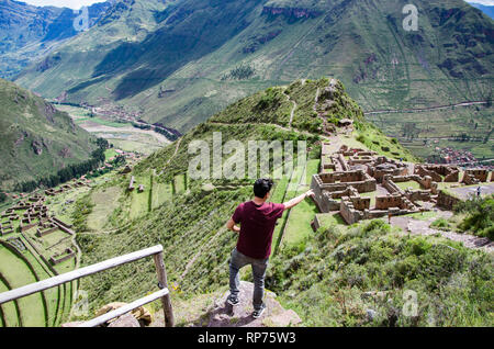 Touristische Erkundung des Inka Trails, die zu den Ruinen von Pisac, heiliges Tal, die wichtigsten Reiseziel in Cusco, Peru. Urlaub und Abenteuer in Südamerika. Stockfoto