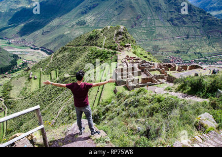 Touristische Erkundung des Inka Trails, die zu den Ruinen von Pisac, heiliges Tal, die wichtigsten Reiseziel in Cusco, Peru. Urlaub und Abenteuer in Südamerika. Stockfoto