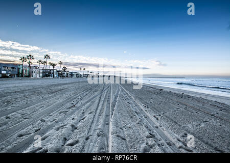 Spuren im Sand in der Morgendämmerung Stockfoto