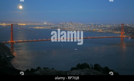 Ein super Vollmond steigt über die Golden Gate Bridge in San Francisco Stockfoto