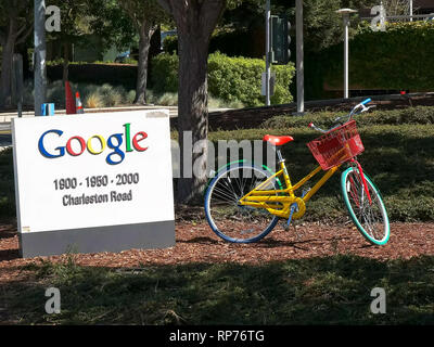 MOUNTAIN VIEW, CA, USA - 28. AUGUST 2015: Nahaufnahme von Zeichen und Fahrrad ausserhalb von Google Hauptquartier Stockfoto