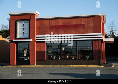 Die Umrisse einer logo Zeichen außerhalb eines verlassenen Kentucky Fried Chicken (KFC) Fast Food Restaurant Lage in Fredericksburg, Virginia auf Februar Stockfoto