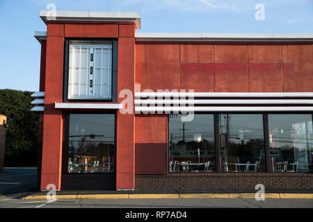 Die Umrisse einer logo Zeichen außerhalb eines verlassenen Kentucky Fried Chicken (KFC) Fast Food Restaurant Lage in Fredericksburg, Virginia auf Februar Stockfoto