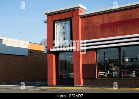 Die Umrisse einer logo Zeichen außerhalb eines verlassenen Kentucky Fried Chicken (KFC) Fast Food Restaurant Lage in Fredericksburg, Virginia auf Februar Stockfoto