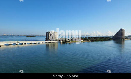 Das Venetian Causeway zwischen Miami und Miami Beach, Florida, auf einem klaren Herbstmorgen. Stockfoto