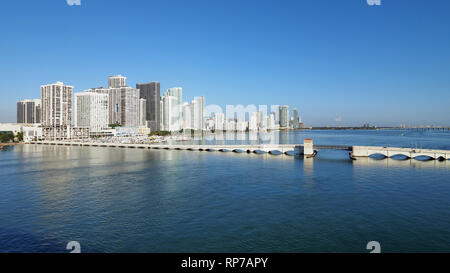 Das Venetian Causeway zwischen Miami und Miami Beach, Florida, auf einem klaren Herbstmorgen. Stockfoto