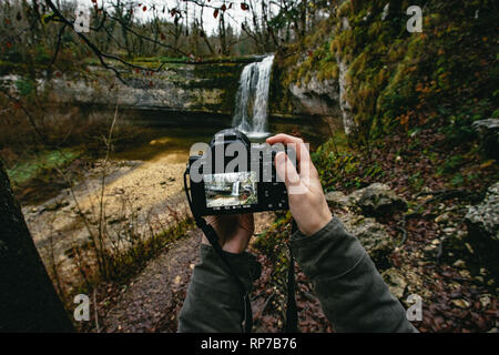 Schießen ein Wasserfall auf eine Kamera. Die Erosion vom Wasserfall bildete den Rock zu einem Halbkreis. Cascades du Hedgehog, Frankreich. Stockfoto