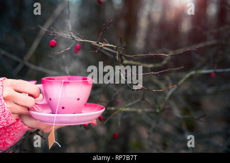 Frau mit einer Tasse Tee im Berry Wald Stockfoto