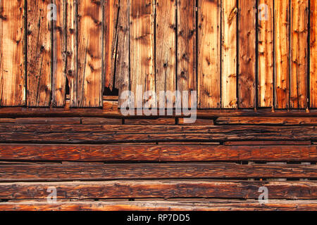 Verwittertes Holz- Wand mit vertikalen und horizontalen Beplankung Stockfoto