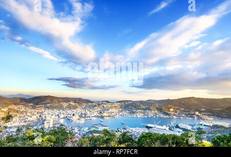 Geschäftskonzept, modernen Stadtbild von Nagasaki Dämmerung von Mount inasa, die neuen Top 3 Nachtansicht der Welt, Luftaufnahme, kopieren Raum Stockfoto