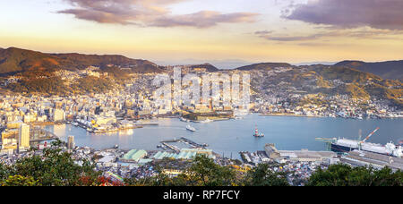 Geschäftskonzept, modernen Stadtbild von Nagasaki Dämmerung von Mount inasa, die neuen Top 3 Nachtansicht der Welt, Luftaufnahme, kopieren Raum Stockfoto