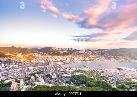 Geschäftskonzept, modernen Stadtbild von Nagasaki Dämmerung von Mount inasa, die neuen Top 3 Nachtansicht der Welt, Luftaufnahme, kopieren Raum Stockfoto