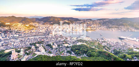 Geschäftskonzept, modernen Stadtbild von Nagasaki Dämmerung von Mount inasa, die neuen Top 3 Nachtansicht der Welt, Luftaufnahme, kopieren Raum Stockfoto