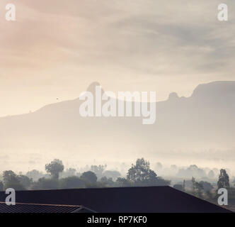 Foggy Mountain Valley bei Sonnenaufgang im Dorf in Nasik, Maharashtra, Indien Stockfoto