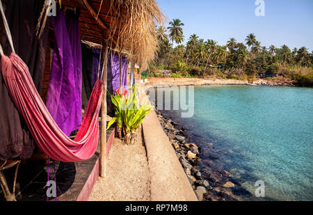 Resort mit Hängematte in der Nähe der Lagune in sonniger Tag im Tropical Palolem Beach in Goa, Indien Stockfoto