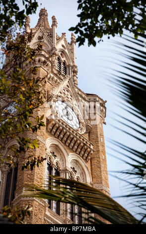 Rajabai Uhrenturm am blauen bewölkten Himmel Hintergrund in Mumbai, Indien Stockfoto