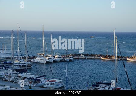 Ruhiger Hafen mit Segelbooten auf Santorin. Stockfoto