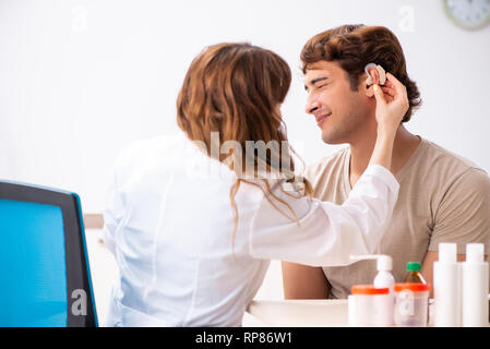 Patienten mit Hörproblem besuchen Arzt otorhinolaryngologist Stockfoto