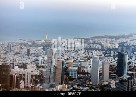 Luftaufnahme der Azrieli Towers und die Azrieli Tower Sarona in Tel Aviv. Stockfoto