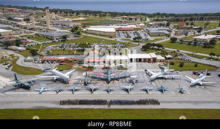 Flieger aus den USA, der Royal Australian Air Force, und der Japan Air Verteidigung-kraft posieren für ein Gruppenfoto Cope North 2019 Februar 20, 2019, bei Andersen Air Force Base, Guam. CN 19 ist eine langjährige Übung entwickelt, multilateralen Air Operations unter den Bündnispartnern zu erhöhen und die humanitäre Hilfe und Katastrophenhilfe Luftbrücke Operationen sowie große-force Beschäftigung gehören. Rund 2.000 US-Flieger, Marinesoldaten und Matrosen werden neben rund 800 RAAF und JASDF Mitglieder während der Übung Übung. (U.S. Air Force Foto von älteren Flieger Xavier Navarro) Stockfoto