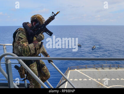 190218-N-NI 298-398 GOLF VON THAILAND (Feb. 18, 2019) - eine Royal Marine commando an den Herzog-Klasse Fregatte HMS Montrose (F 236) Verhalten einen Besuch, Board, Durchsuchung und Beschlagnahme (VBSS) bohren Sie an Bord der Henry J. Kaiser-Klasse Flotte Auffüllung öler USNS Guadalupe (T-A 200). Während der Bohrer, Kommandos und Matrosen mit Guadalupe Crew Mitglieder abgestimmten maritimen Verbot Vorgänge zu simulieren und die ordnungsgemäße VBSS Verfahren ausführen. Guadalupe ist die Durchführung von Operationen, die in der US-Marine bietet logistische Unterstützung und verbündete Kräfte, die in den USA 7 Flotte Verantwortungsbereich. (U.S. N Stockfoto