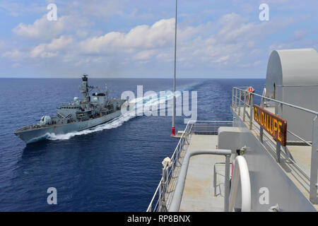 021819-N-NI 298-029 GOLF VON THAILAND (Feb. 18, 2019) Der Herzog-Klasse Fregatte HMS Montrose (F 236) zieht neben dem Henry J. Kaiser-Klasse Flotte Auffüllung öler USNS Guadalupe (T-AO 200) während einer Auffüllung-auf-See bohren. Guadalupe ist die Durchführung von Operationen, die logistische Unterstützung der US-Navy und der alliierten Streitkräfte, die in den USA 7 Flotte Verantwortungsbereich. (U.S. Marine Foto von Mass Communication Specialist 2. Klasse Tristin Barth) Stockfoto