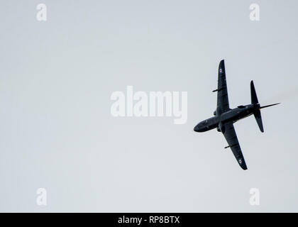 Die britische Royal Air Force Hawk T2 Pilot bietet simulierten schließen - eine Unterstützung für die US-Marines mit speziellen Zweck Marine Air-Ground Task Force-Crisis Response-Africa 19.1 und Marine Rotational Force-Europe 19.1, Marine Kräfte in Europa und in Afrika, während eine Schulungsveranstaltung in Holbeach, England, Februar 18, 2019. SPMAGTF-CR-AF ist ein drehkraft eingesetzt Krise - Reaktion und Theater - Security Operations in Europa und Afrika zu leiten. (U.S. Marine Corps Foto von Sgt. Katelyn Hunter) Stockfoto