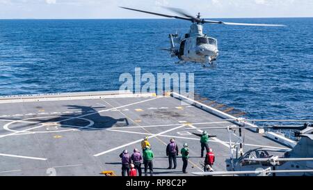 190218-N-NB 544-1076 PAZIFISCHEN OZEAN (Feb. 18, 2019) Ein UH-1Y auf Marine Medium Tiltrotor Squadron (VMM) 163 (Lauf) zugewiesen ist, aus dem Flight Deck während der flugbetrieb an Bord der San Antonio-Klasse amphibious Transport dock Schiff USS John Murtha (LPD S. 26). John Murtha ist unterwegs die Durchführung von Routineaufgaben als Teil der USS Boxer Amphibious Ready Group (ARG) im östlichen Pazifik. (U.S. Marine Foto von Mass Communication Specialist 2. Klasse Kyle Carlstrom) Stockfoto