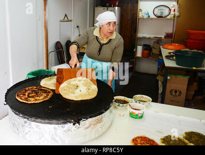 Ein druse Frau Vorbereitung Fatayr - gefülltes Brot mit Spinat oder Kartoffeln. Stockfoto