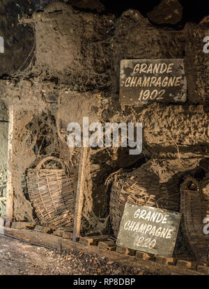 Frankreich COGNAC SEP 2018: Blick in die Keller der Otard Cognac Weingut der Stadt. Die Stadt ist ein Ort, an dem der Cognac trinken hergestellt wird Stockfoto