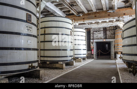 Frankreich COGNAC SEP 2018: Blick in die Keller der Otard Cognac Weingut der Stadt. Die Stadt ist ein Ort, an dem der Cognac trinken hergestellt wird Stockfoto