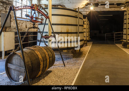 Frankreich COGNAC SEP 2018: Blick in die Keller der Otard Cognac Weingut der Stadt. Die Stadt ist ein Ort, an dem der Cognac trinken hergestellt wird Stockfoto