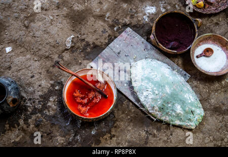 Alpaka Garn ist rot eingefärbt in Schüssel mit Cactus Paddel im Heiligen Tal, Cusco Region, Peru. Stockfoto