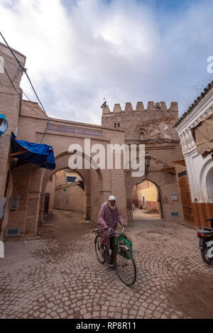 Der alte Mann auf einem Fahrrad in der alten Medina. Marrakesch, die antike Stadt und die alte Hauptstadt von Marokko. Stockfoto