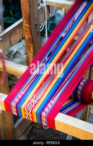 Bunte Regenbogen Alpaka Garn auf Webstuhl für das Weben im Heiligen Tal, Cusco Region, Peru. Stockfoto