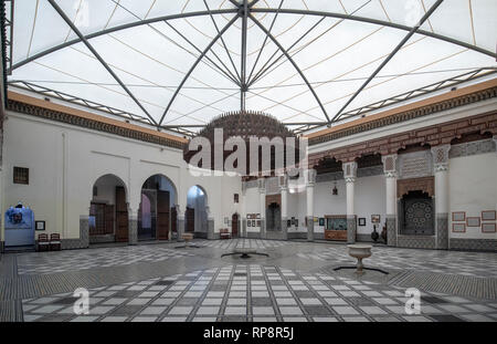 Im Innenraum von Marrakesch Museum im Dar Menebhi Palace. Decke aus Holz. Musée de Marrakech Innenhof in Marokko Stockfoto