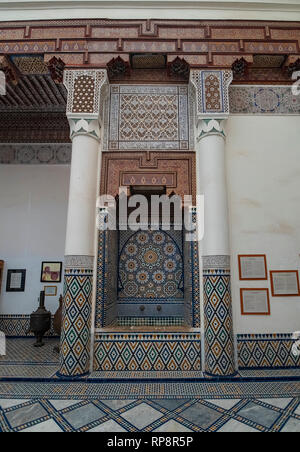 Im Innenraum von Marrakesch Museum im Dar Menebhi Palace. Decke aus Holz. Musée de Marrakech Innenhof in Marokko Stockfoto
