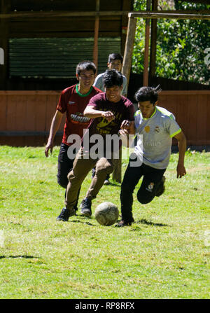 Teenager Jungs spielen Futbol (Fußball) in der Mittagssonne in Peru. Stockfoto