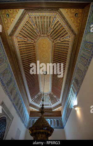 Im Innenraum von Marrakesch Museum im Dar Menebhi Palace. Decke aus Holz. Musée de Marrakech Innenhof in Marokko Stockfoto