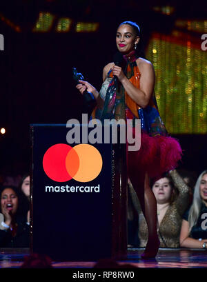 Jorga Smith nimmt den Award für Best Female Solo Artist auf der Bühne bei den Brit Awards 2019 in der O2 Arena in London. PRESS ASSOCIATION FOTO. Bild Datum: Mittwoch, 20. Februar 2019. Siehe PA Geschichte showbiz Briten. Photo Credit: Victoria Jones/PA-Kabel. Redaktionelle Verwendung. Stockfoto