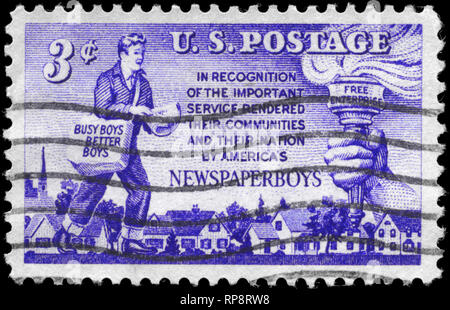 USA - ca. 1952: einen Stempel in den USA gedruckt wird die Zeitung Junge, Taschenlampe und Gruppe von Wohnungen, ca. 1952 Stockfoto