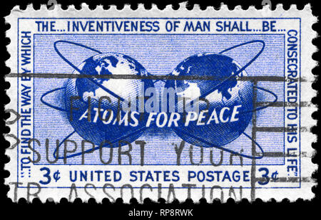 USA - ca. 1955: einen Stempel in den USA gedruckten zeigt die Atomenergie rings um die Hemisphären, Atome für den Frieden Politik, ca. 1955 Stockfoto