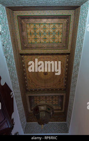 Im Innenraum von Marrakesch Museum im Dar Menebhi Palace. Decke aus Holz. Musée de Marrakech Innenhof in Marokko Stockfoto