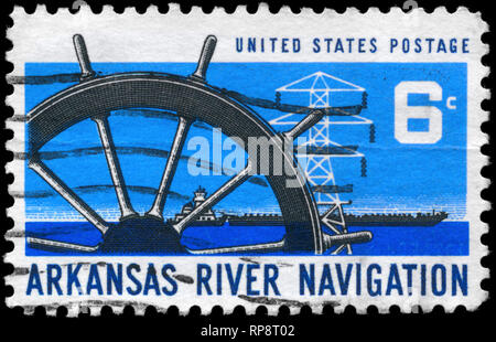 USA - ca. 1968: einen Stempel in den USA gedruckten zeigt das Schiff Rad, Kraftübertragung Turm & Barge, Arkansas River Navigation Problem, ca. 1968 Stockfoto