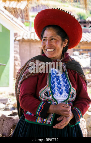 Frau in traditioneller Kleidung im Heiligen Tal, Cusco Region, Peru. Stockfoto