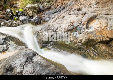 Sa'ar Wasserfall, kleinen Wasserfall an der Bergstraße, nördlichen Israel Stockfoto