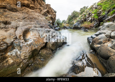 Sa'ar Wasserfall, kleinen Wasserfall an der Bergstraße, nördlichen Israel Stockfoto