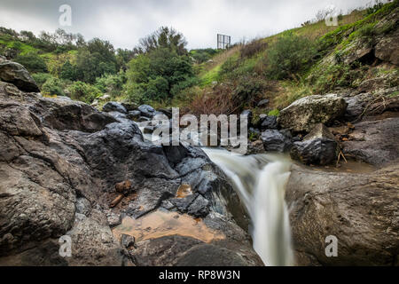 Sa'ar Wasserfall, kleinen Wasserfall an der Bergstraße, nördlichen Israel Stockfoto