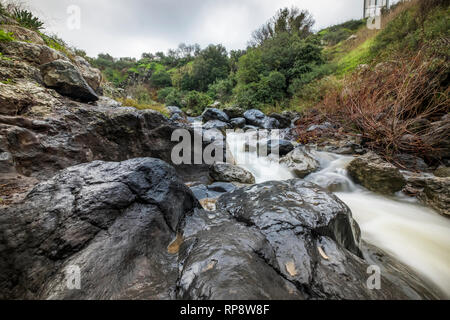 Sa'ar Wasserfall, kleinen Wasserfall an der Bergstraße, nördlichen Israel Stockfoto