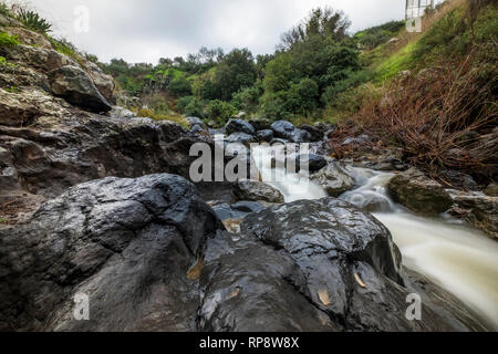 Sa'ar Wasserfall, kleinen Wasserfall an der Bergstraße, nördlichen Israel Stockfoto